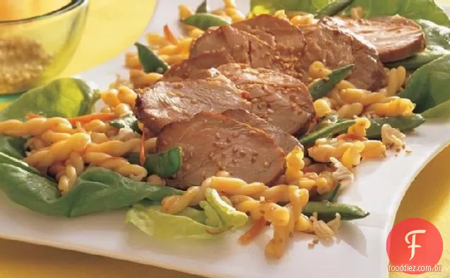 Carne de porco asiática grelhada e macarrão com macarrão crocante