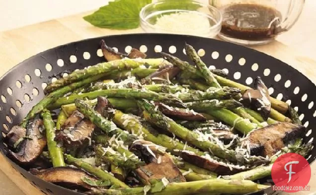 Espargos e cogumelos parmesão grelhados
