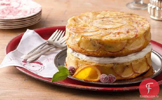Bolo de maçã de cabeça para baixo com frutas embebidas em uísque