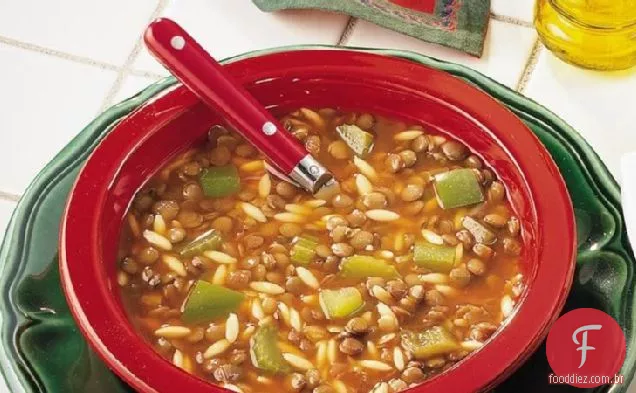 Lentilha de fogão lento e ensopado de macarrão