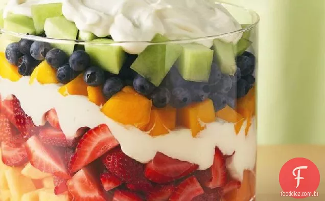 Frutas de verão em camadas com molho cremoso de limão