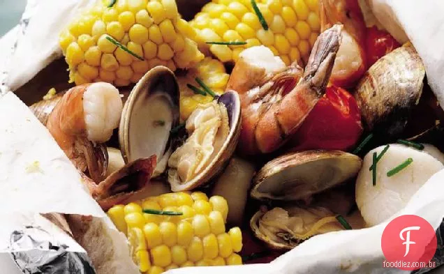 Pacotes de folha de frutos do mar grelhados com manteiga de Cebolinha