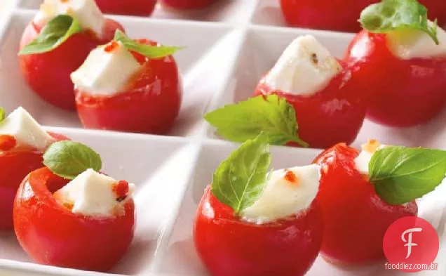 Mozzarella fresca em copos de tomate