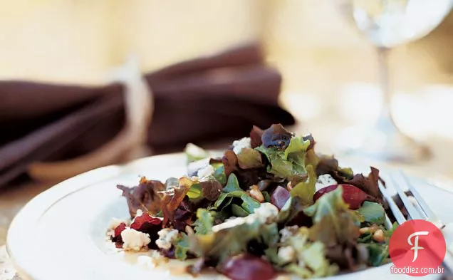 Salada da alface da folha do carvalho com Cabrales e uvas vermelhas