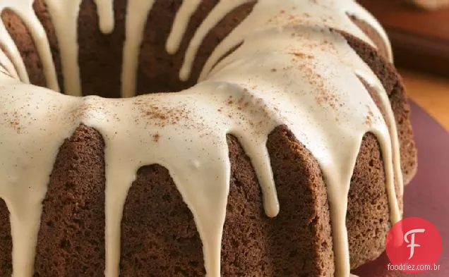 Bolo de maçã e noz com esmalte caramelo