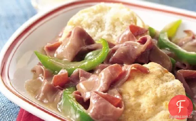 Carne e pimentão com biscoitos de queijo