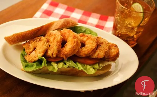Sanduíche De Camarão Frito Com Alface E Tomate
