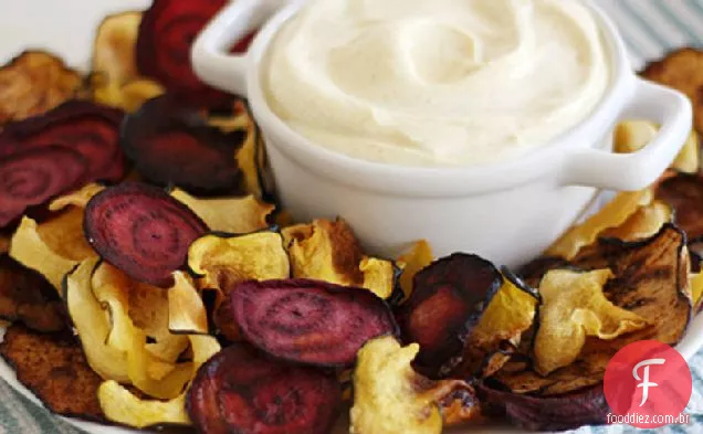Batatas fritas vegetarianas assadas com molho de iogurte com curry