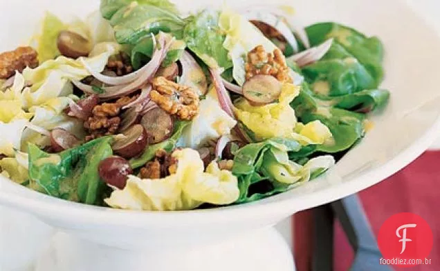 Salada de alface com nozes e uvas