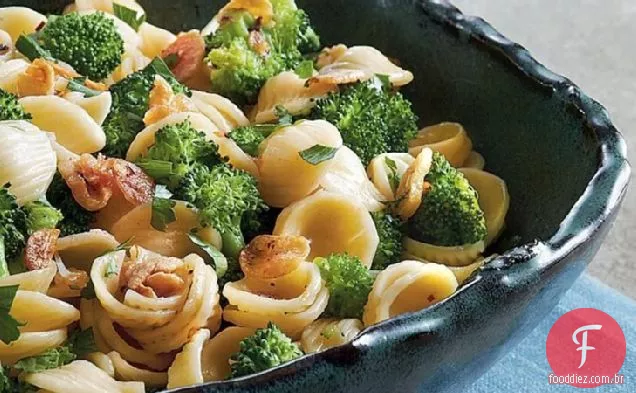 Orecchiette com brócolis em óleo de alho