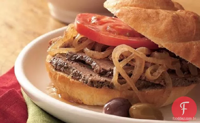 Sanduíches de Carne Assada quente com fogão lento au Jus
