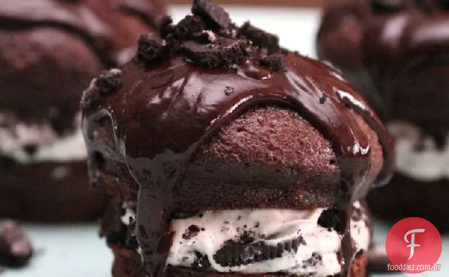 Mini biscoitos e bolos recheados com creme