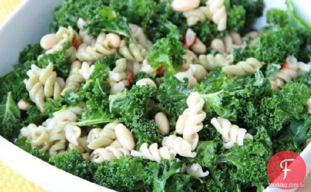 Salada de macarrão césar com couve