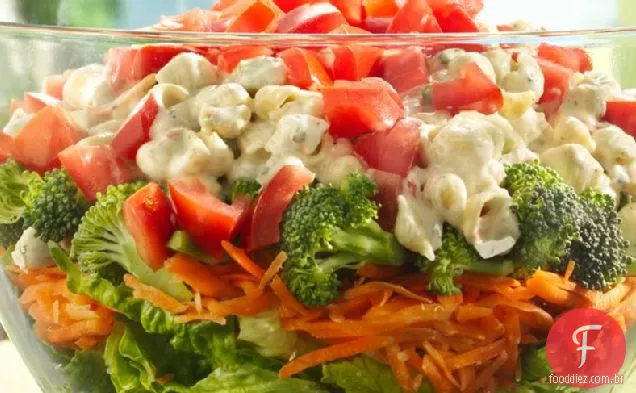 Salada De Macarrão De Verão Em Camadas