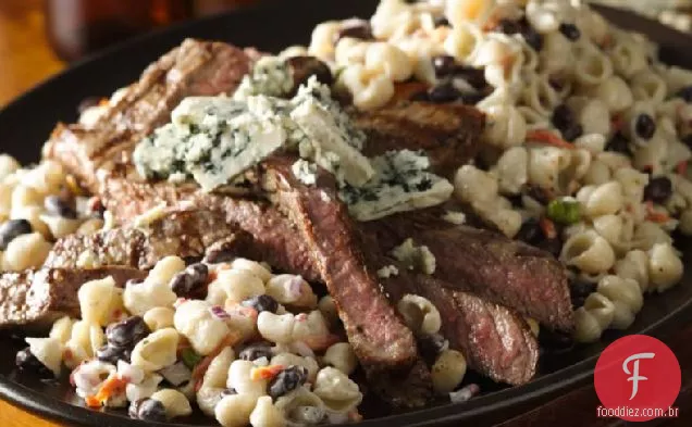 Salada de macarrão preto e azul com bife