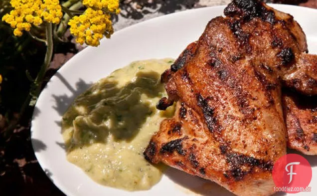 Coxas de frango grelhadas Chipotle com molho Tomatillo picante