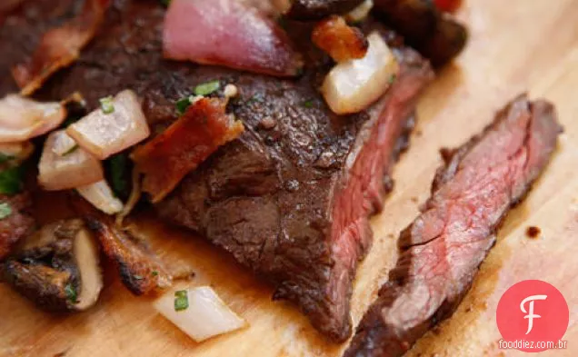 Bife de saia grelhado com cogumelos, queijo azul e Bacon