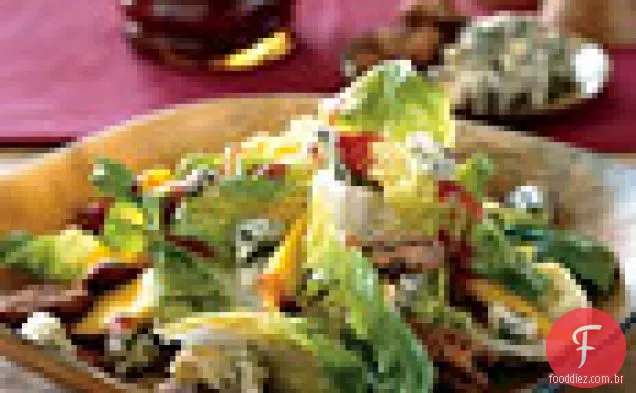 Salada de alface Bibb com caquis e nozes cristalizadas