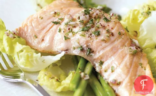 Salada de salmão escalfado com alface e aspargos