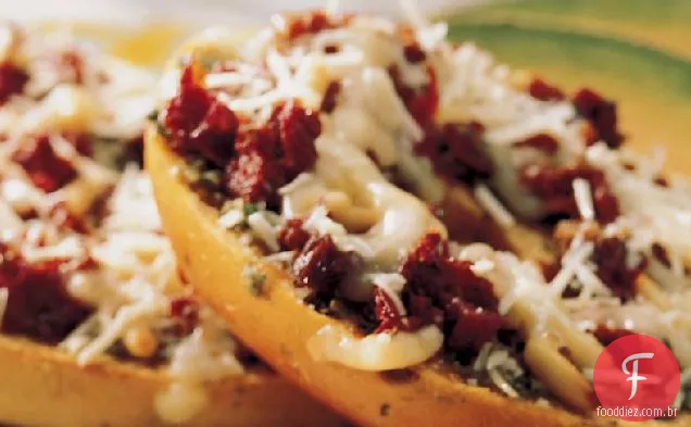 Pesto e Bagel de tomate seco ao sol derrete