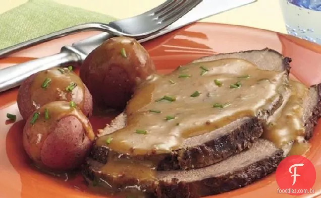 Assado de carne bávara de fogão lento com molho