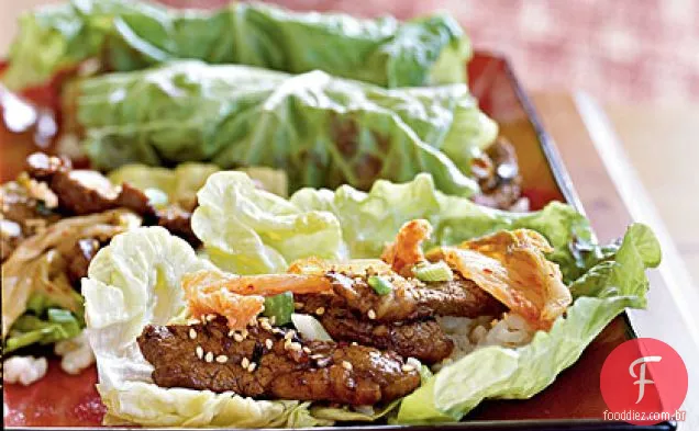 Carne de gergelim coreana com envoltórios de alface