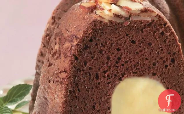 Bolo De Amêndoa de Chocolate com Mousse De Chocolate Branco