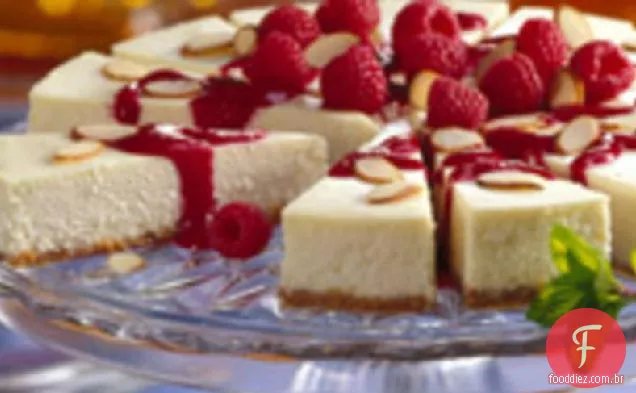 Cheesecake de amêndoa com molho de framboesa