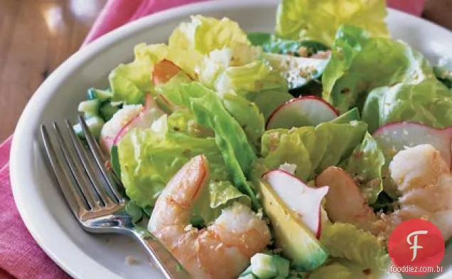 Salada de alface com camarão escalfado e manteiga com vinagrete de limão e laranja