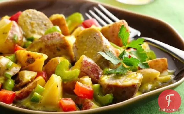 Salada de batata de mostarda com mel quente com salsichas