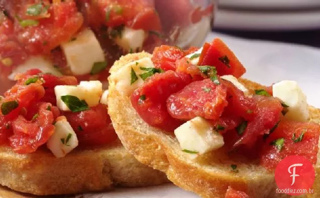 Crostini de alho com mussarela fresca