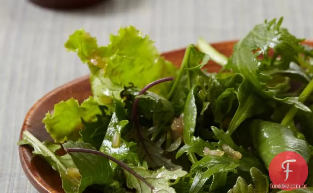 Verdes do bebê com vinagrete de cidra