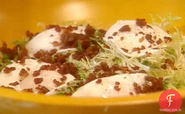 Verdes amargos com ovo escalfado e pedaços de Prosciutto