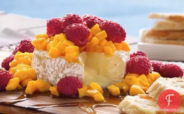 Brie e bagas com tábuas de cedro