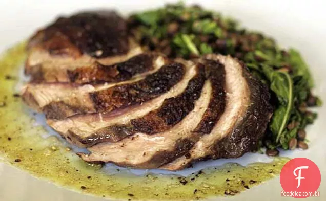 Peito de pato com infusão de café com salada de lentilha Francesa