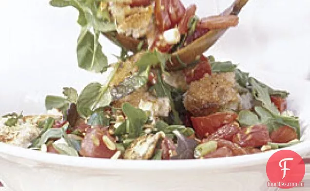 Salada De Pão Grelhado Com Tomates E Verduras Picantes