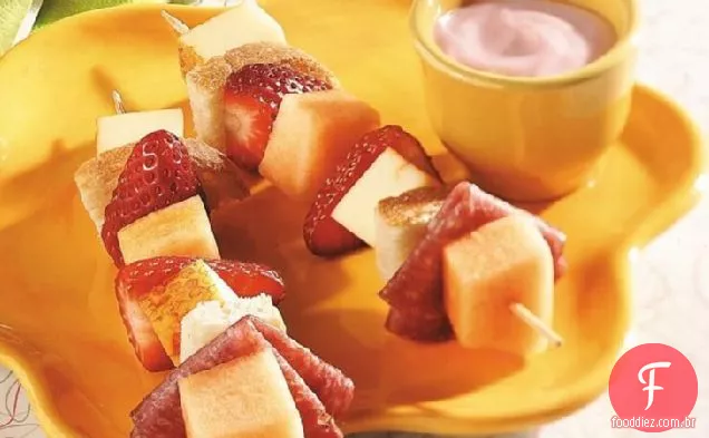 Café da manhã Kabobs com molho de iogurte
