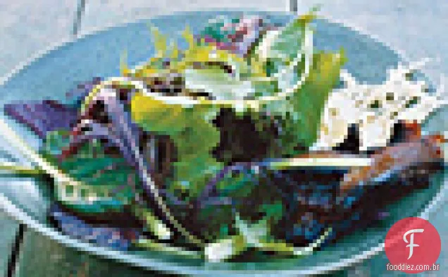 Salada do mercado dos fazendeiros com Gouda envelhecido e Portabellas torradas