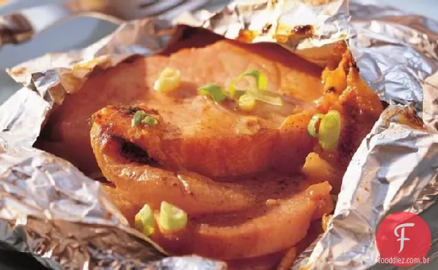 Pacotes de batata-doce e carne de porco grelhados