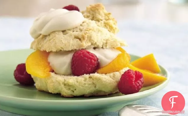 Shortcakes de frutas de verão com creme de bordo