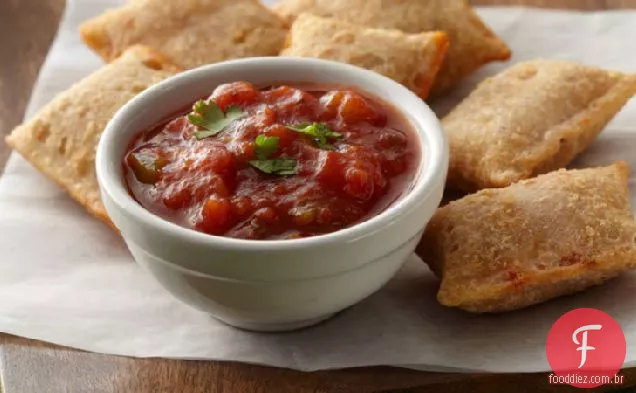 Pizza havaiana mergulhando molho para pãezinhos de Pizza