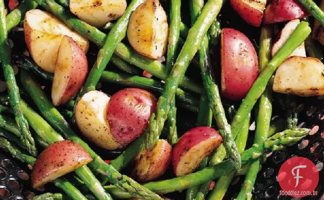 Aspargos grelhados e batatas novas
