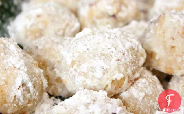 Bolas de noz-pecã de manteiga dourada do açúcar
