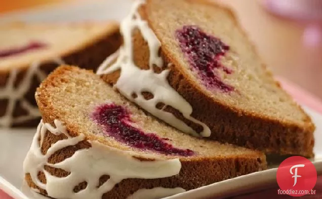 Bolo de café com creme azedo cheio de Cranberry com esmalte laranja