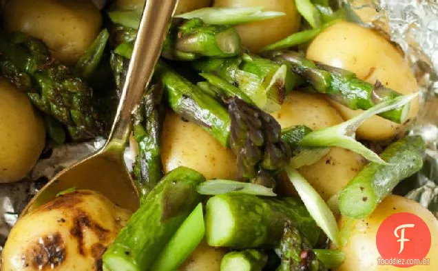 Pacote de folha de batata e espargos grelhados