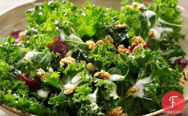 Salada de couve crocante com vinagrete de iogurte