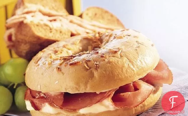 Bagels de presunto com queijo creme de mostarda e mel