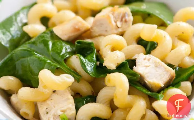 Macarrão com frango e espinafre com alecrim