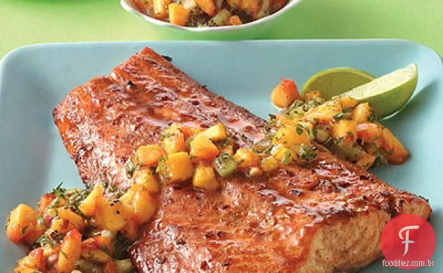 Salmão com açúcar mascavo temperado com molho de pêssego e kiwi