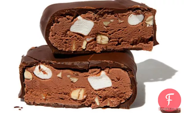 Barras De Sorvete Rocky Road Mergulhadas Em Chocolate